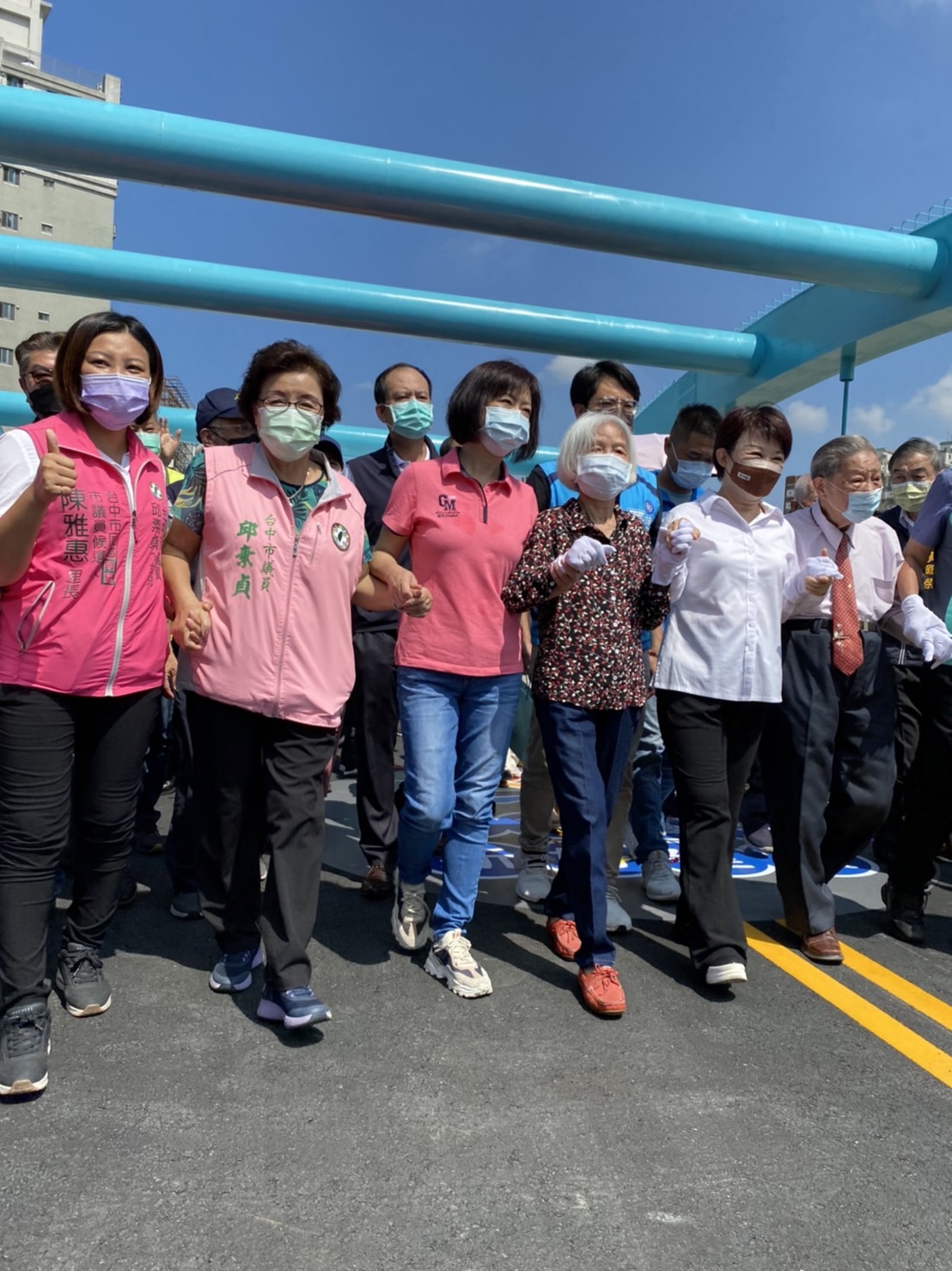 何欣純參加通車典禮，批評盧市府行政效率嚴重不佳。 何欣純服務處/提供