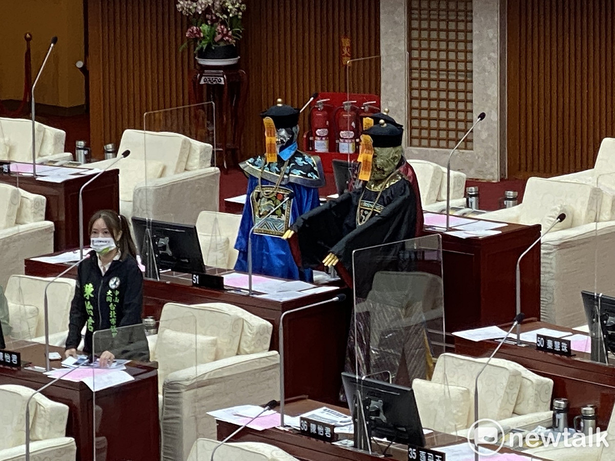 台北市議員陳怡君搬出3具殭屍質詢。 圖：周煊惠 / 攝