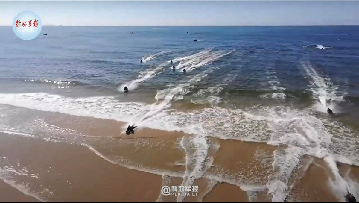 中共解放軍公布「特戰尖兵搶灘登陸一擊斃敵，畫面超燃」影片，但被軍事專家張競指出 20 處離譜錯誤。 圖:翻攝自張競臉書