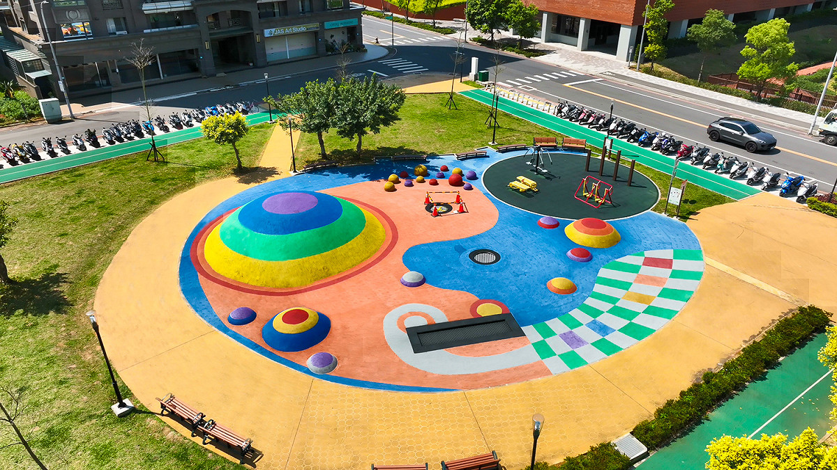 林口跳跳糖公園繽紛的色彩充滿童趣吸引親子前來遊玩。 圖：八里區公所提供