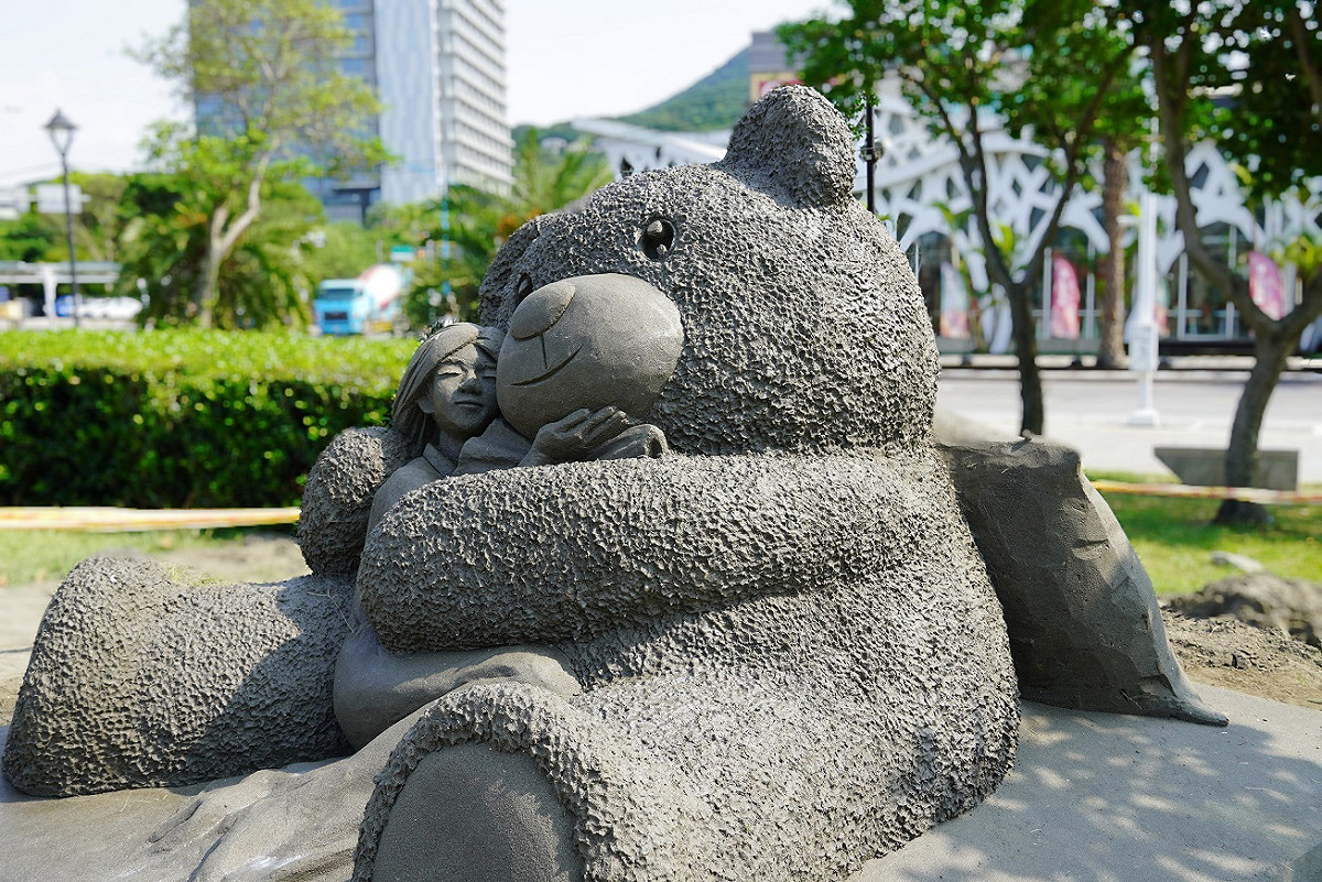 八里沙雕展將於8月13日開展，雕師陸續完成沙雕作品。 圖：八里區公所提供