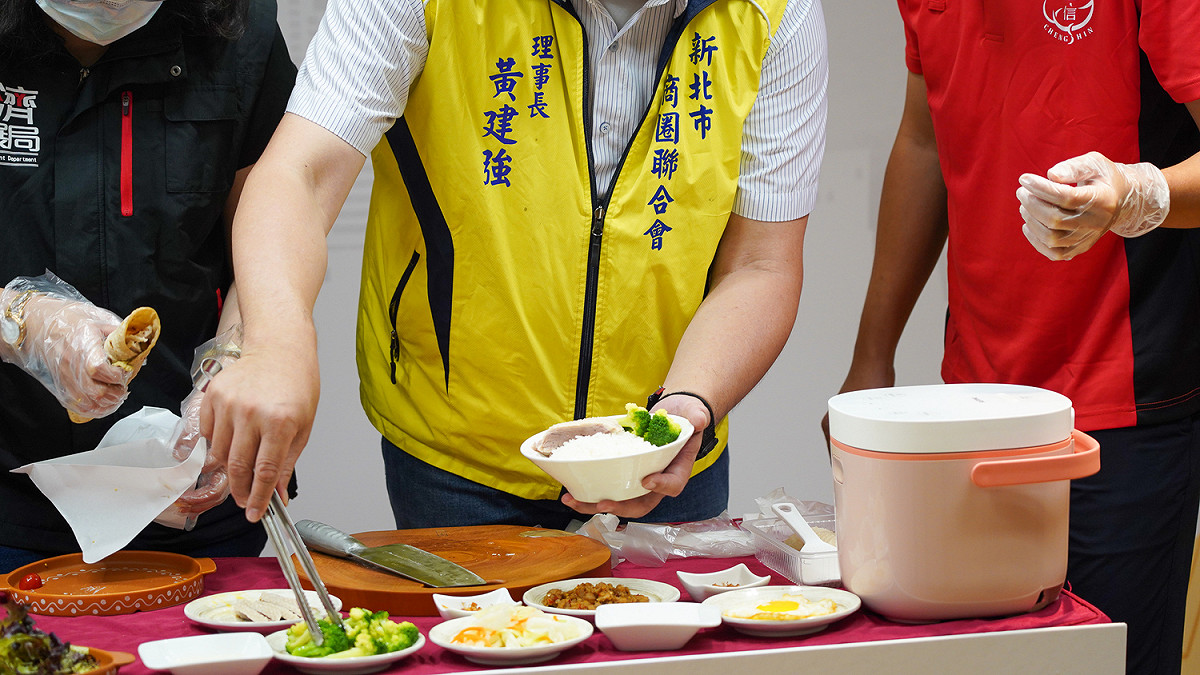 活動現場邀請現場貴賓一同DIY手作特色料理。 圖：新北市經發局提供