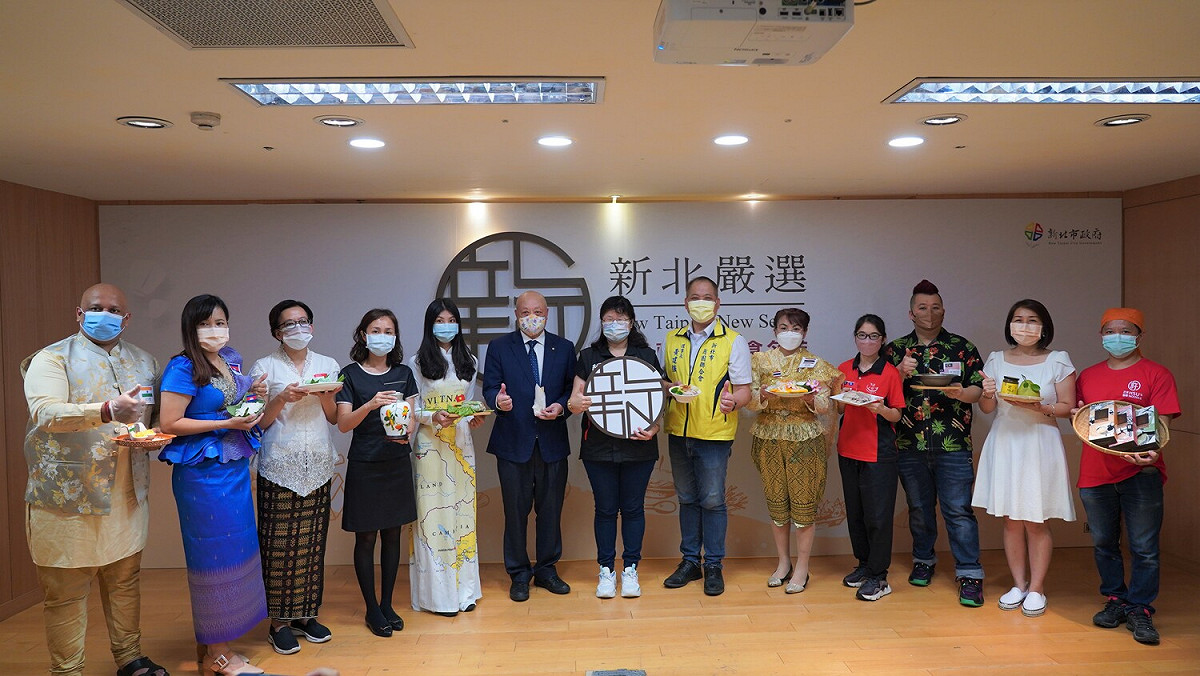 與會貴賓合影以及新北市業者合影。 圖：新北市經發局提供