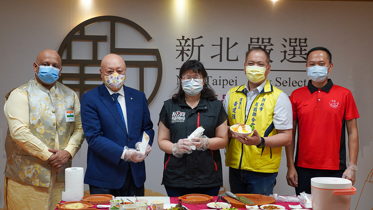 與會貴賓合影（左二起：新北市商業會副理事長葉庚進、經發局長何怡明、新北商圈聯合會理事長黃建強）。 圖：新北市經發局提供