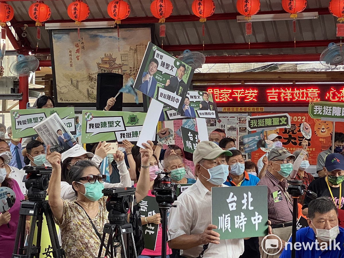現場支持者相當熱情，人潮滿到廟宇外。 圖：周煊惠 / 攝