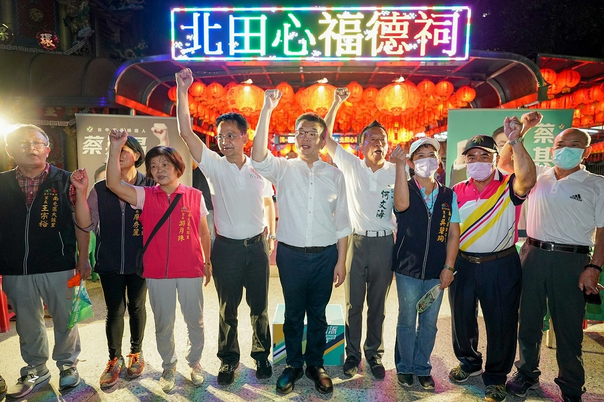 蔡其昌（中）的行動派市政座談會，獲得不少在地人支持。 圖：蔡其昌競選總部/提供