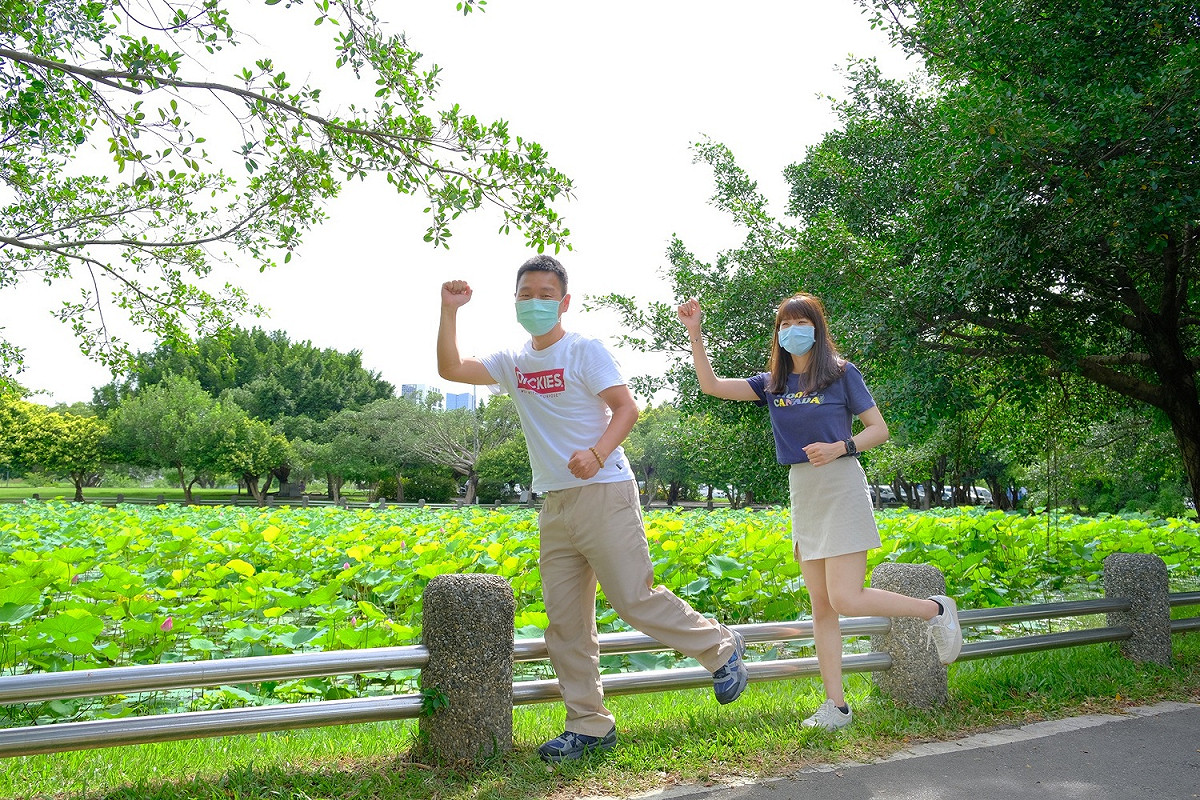 漫遊三重荷花公園享受自然。