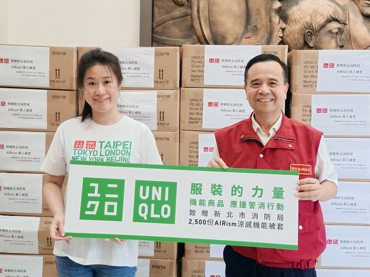 國內新冠肺炎疫情持續嚴峻，UNIQLO捐贈新北市消防局AIRism涼感機能被套2500組。 圖：新北市消防局提供