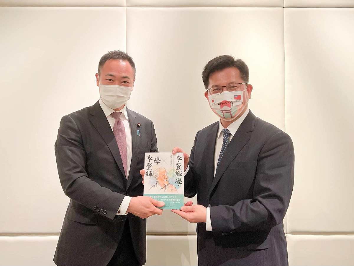 林佳龍提到，無論之後扮演什麼角色，他與鈴木馨祐都將秉持日本前首相安倍晉三及前總統李登輝的信念，共同為推動台日交流。 圖：取自林佳龍臉書