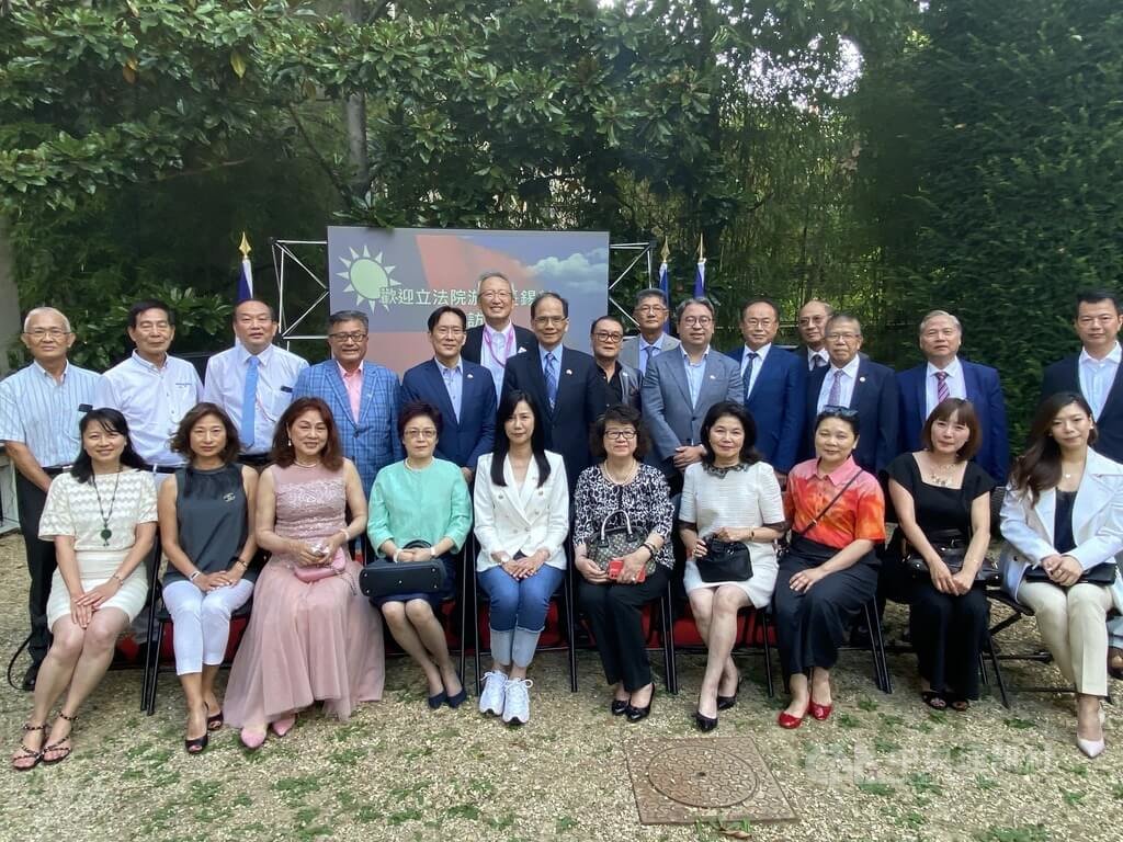 游錫堃及立委與法國僑領熱絡交流，聽取僑胞對政策時事的建言與看法，同時享用美味台灣餐點。游錫堃也準備台灣鳳梨酥禮盒作為給僑胞的伴手禮。 圖：中央社