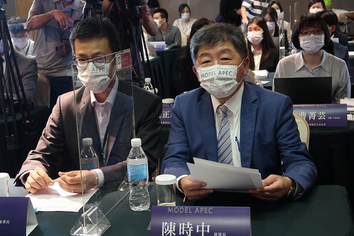 新任總統府副秘書長黃重諺與前衛福部長陳時中（右） 圖：林朝億/攝