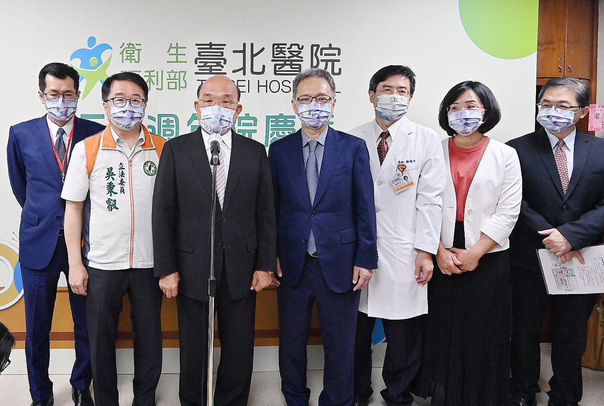 行政院長蘇貞昌今（26）天到新北市出席衛福部台北醫院50週年院慶暨放射治療中心啟用典禮前受訪。 圖：行政院提供