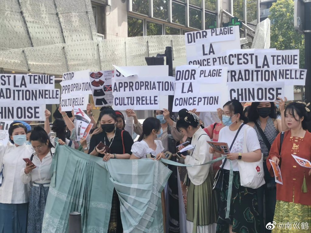 多名中國留法人士在法國香榭大道上抗議迪奧抄襲。 圖：擷取自微博