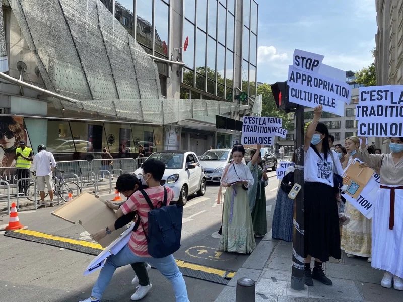 抗議人士與反對中國政權民眾發生衝突。 圖：擷取自推特