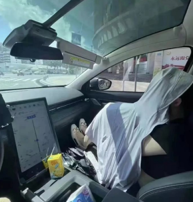 中國網路上有特斯拉車主拍攝下乘客遮陽照。 圖：擷取自微博
