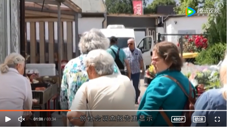 德國低收入戶的民眾排隊領取救濟糧食。 圖 : 翻攝自騰訊視頻