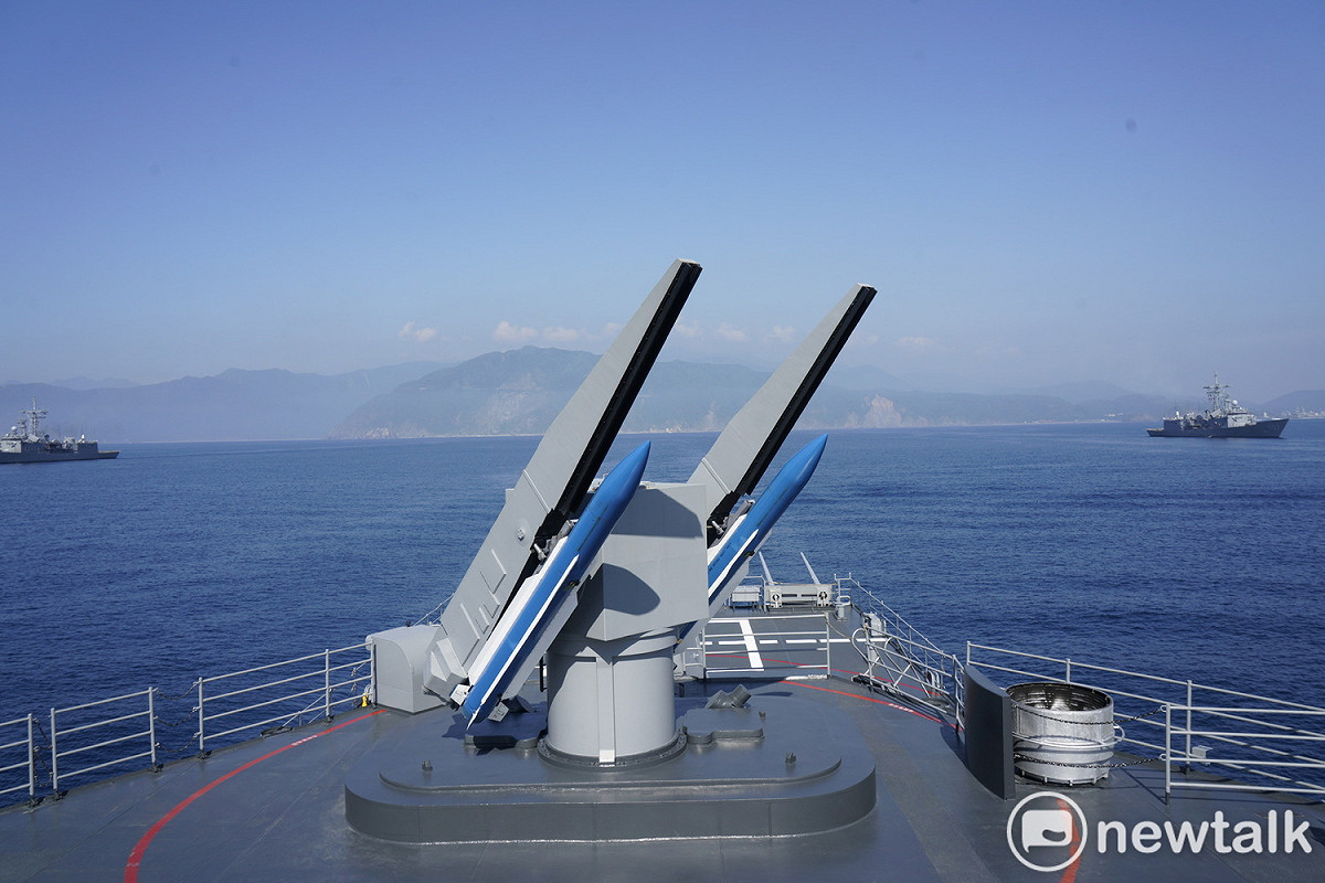 海軍左營艦上的標準一型飛彈對來犯的敵機進行追監。 圖：張良一/攝