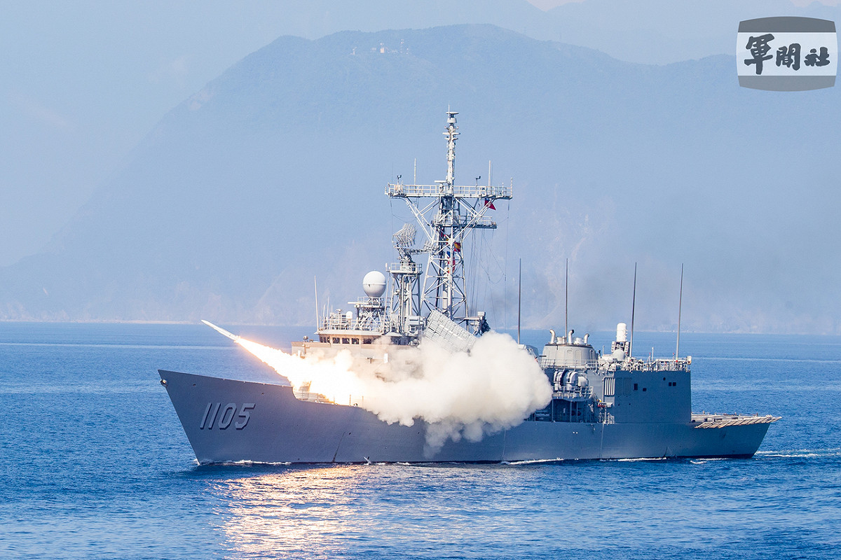 112年度整體國防預算達5863億元，圖為漢光38號演習中，成功級艦實施標準一型飛彈射擊。 圖：軍聞社（資料照）
