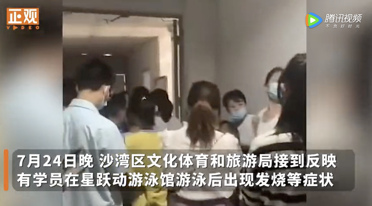 中國四川近日傳出有兒童在游泳課後皆出現發燒等不適症狀。 圖：擷取自正觀新聞