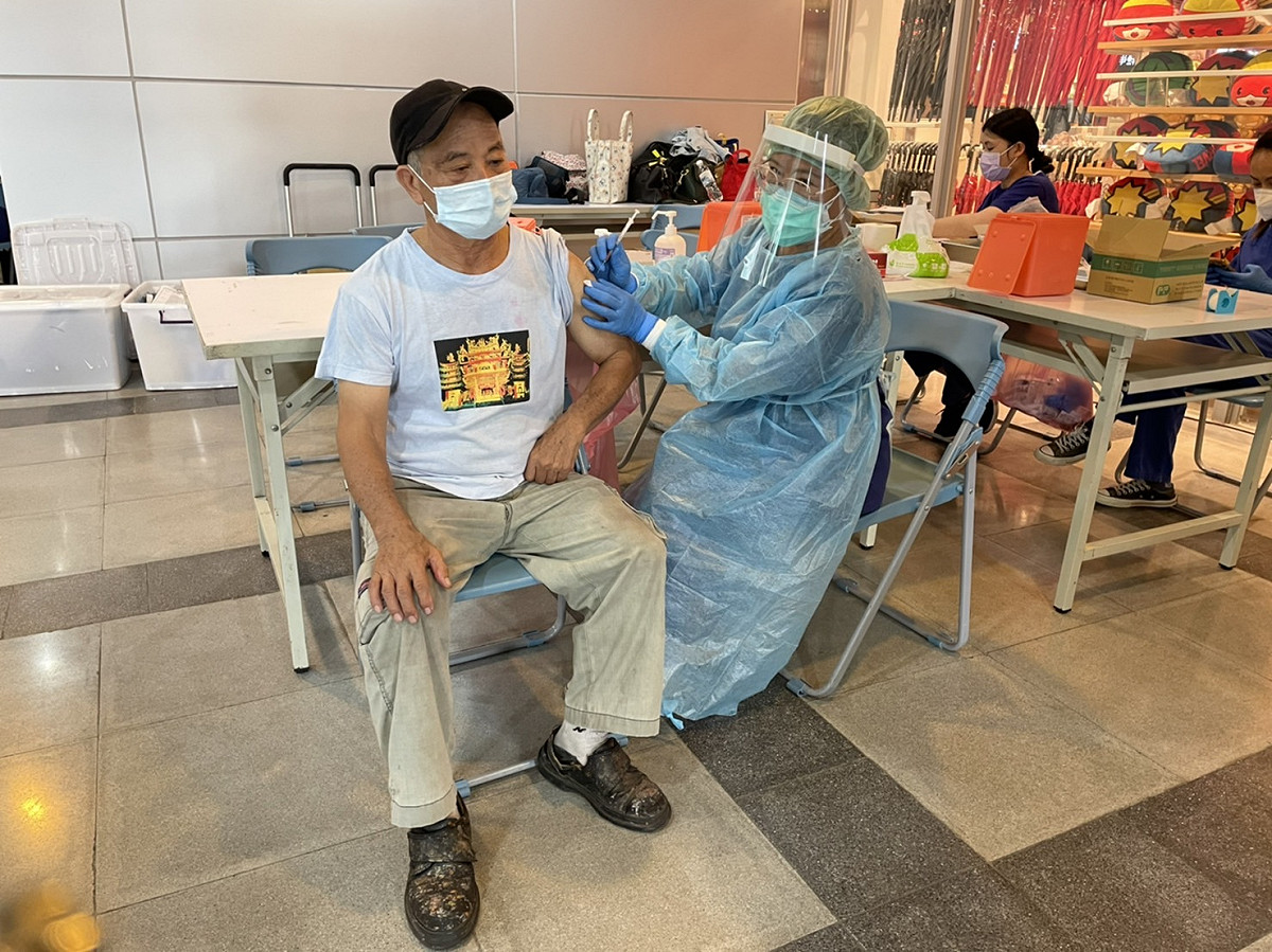 屏縣府提醒長輩應儘速完成接種。 圖：屏東縣政府提供（資料照）