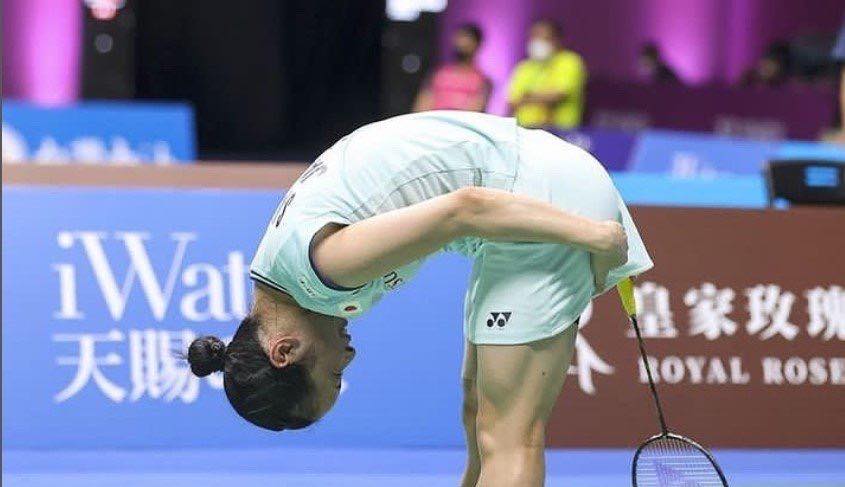 日本羽球選手川上紗惠奈24日在台北羽球公開賽輸給台灣球后戴資穎，賽後以超過90度的鞠躬向戴資穎致意。 圖：翻攝矢板明夫俱樂部 Yaita Akio臉書