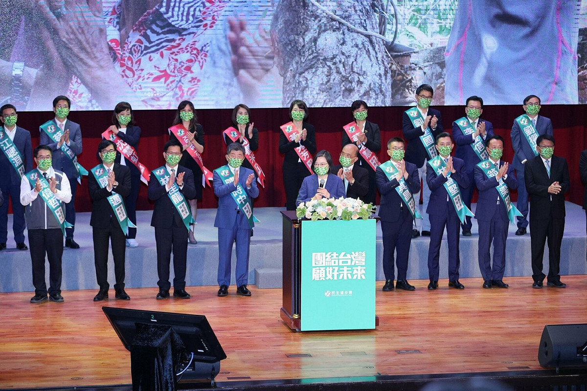 立委黃秀芳(後排左6)代表民進黨參選2022彰化縣長。 圖：翻攝黃秀芳臉書