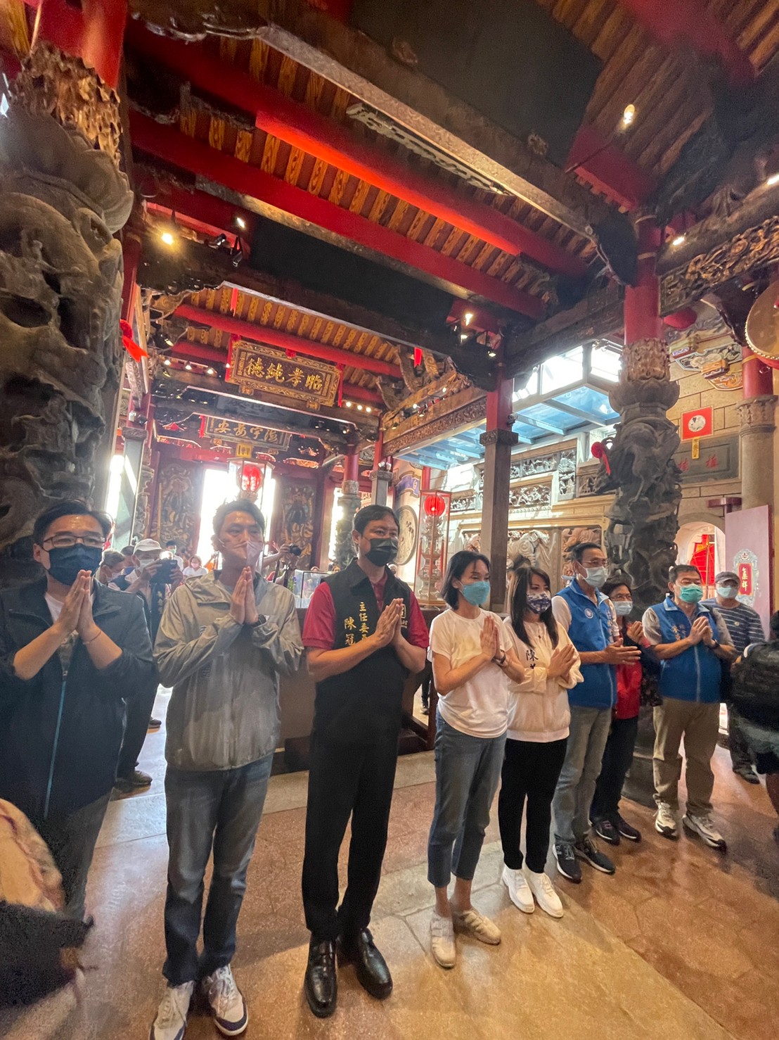 柯志恩(左四)至天后宮參拜。 圖：柯志恩團提供