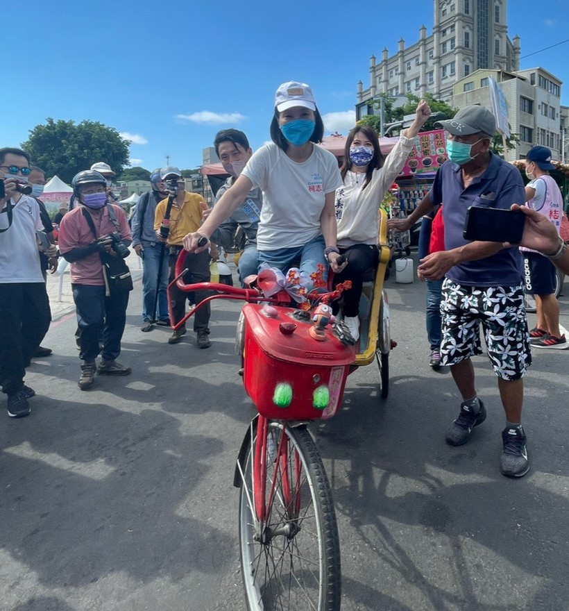 柯志恩在旗津騎自行車。 圖：柯志恩團提供