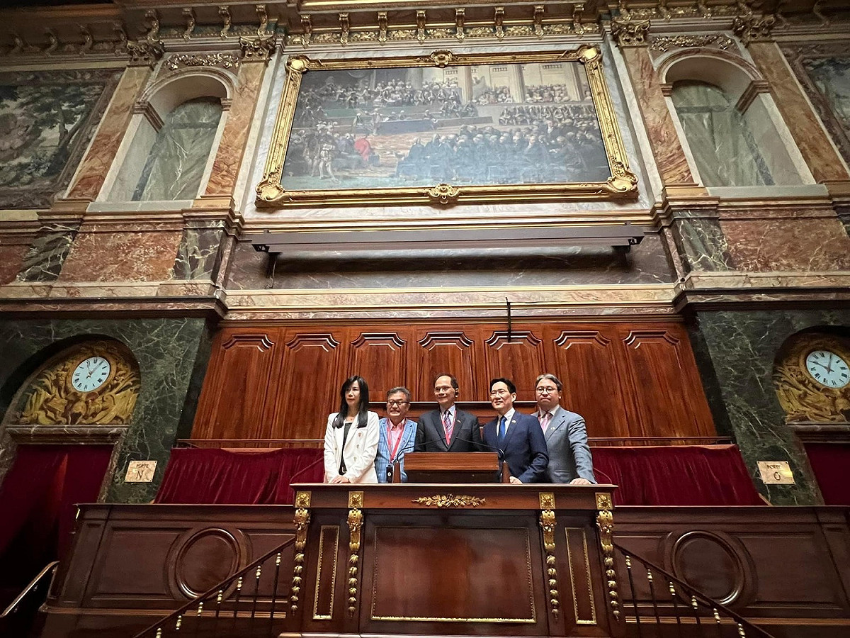 立法院長游錫堃（中）率領民進黨立委黃世杰（右起）、民眾黨立委張其祿，以及國民黨立委孔文吉、萬美玲等人訪問法國，受邀進入平時不開放的凡爾賽宮聯席議場。 圖：翻攝自游錫堃臉書