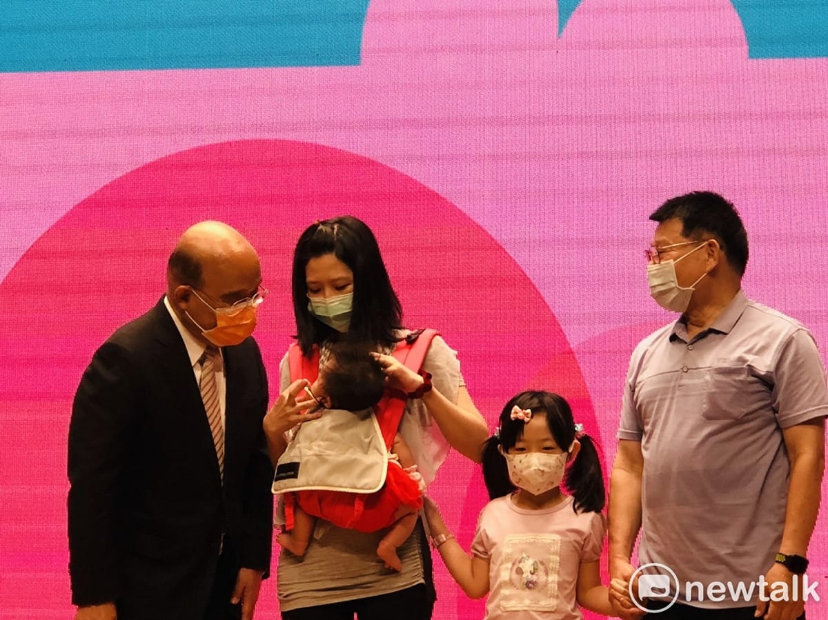 行政院長蘇貞昌今(27)天親自出席該記者會，表現得像一個慈愛的阿公，他鼓勵每對夫婦生三胎，因為「一胎太寂寞、兩胎會吵架、三胎可以當裁判」。 圖：謝莉慧/攝