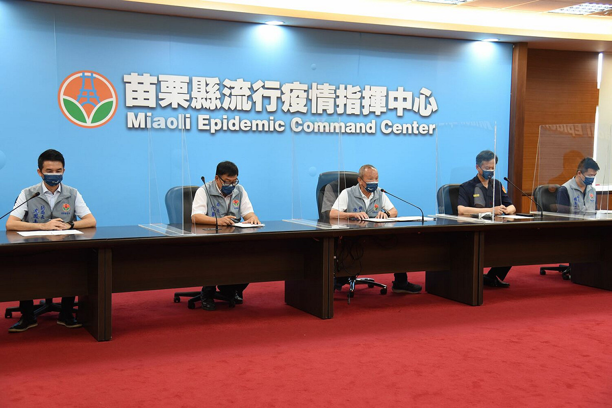 苗栗縣長徐耀昌與環保局長陳華盛、警察局長陳武康等人今（27）日召開記者會表示，考量社會和諧，決定不上訴最高行政法院，也盼此案紛擾就此落幕。 圖：取自苗栗縣政府官網