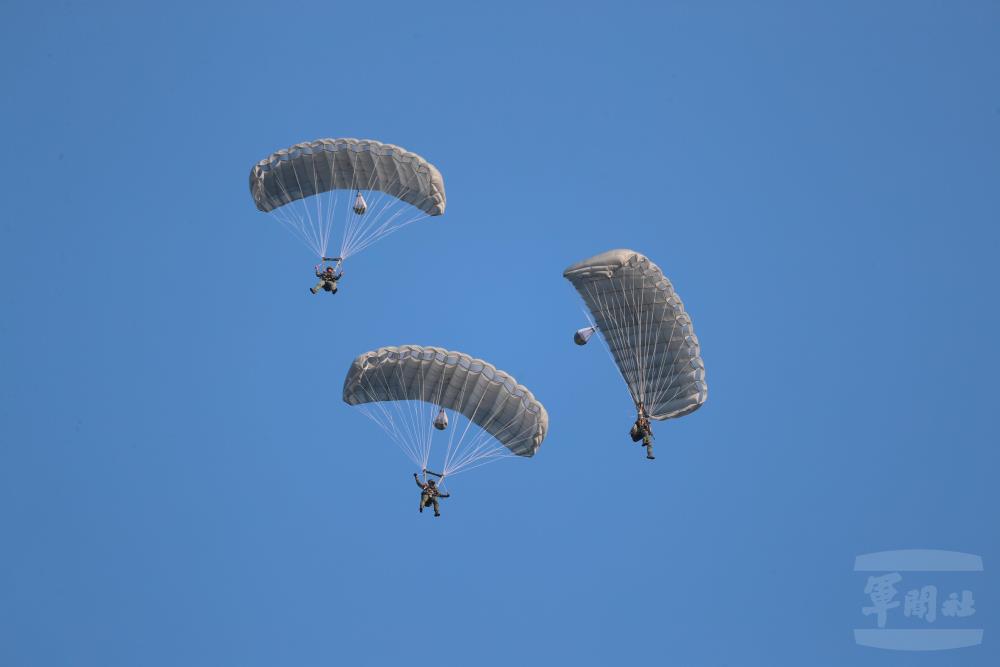 陸軍特種作戰指揮部在潮州空降場執行聯合空降作戰操演。 圖：擷取自軍聞社官網