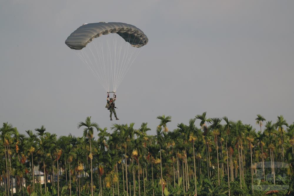 特戰官兵使用高空滲透傘準備著陸。 圖：擷取自軍聞社官網