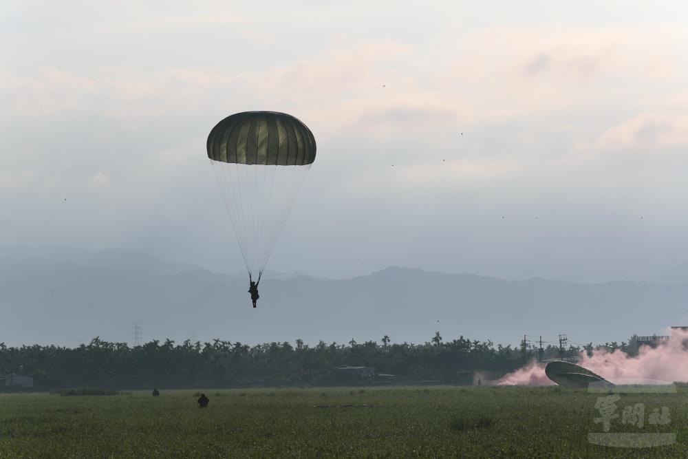 官兵使用T-10B人員傘準備著陸。 圖：擷取自軍聞社官網