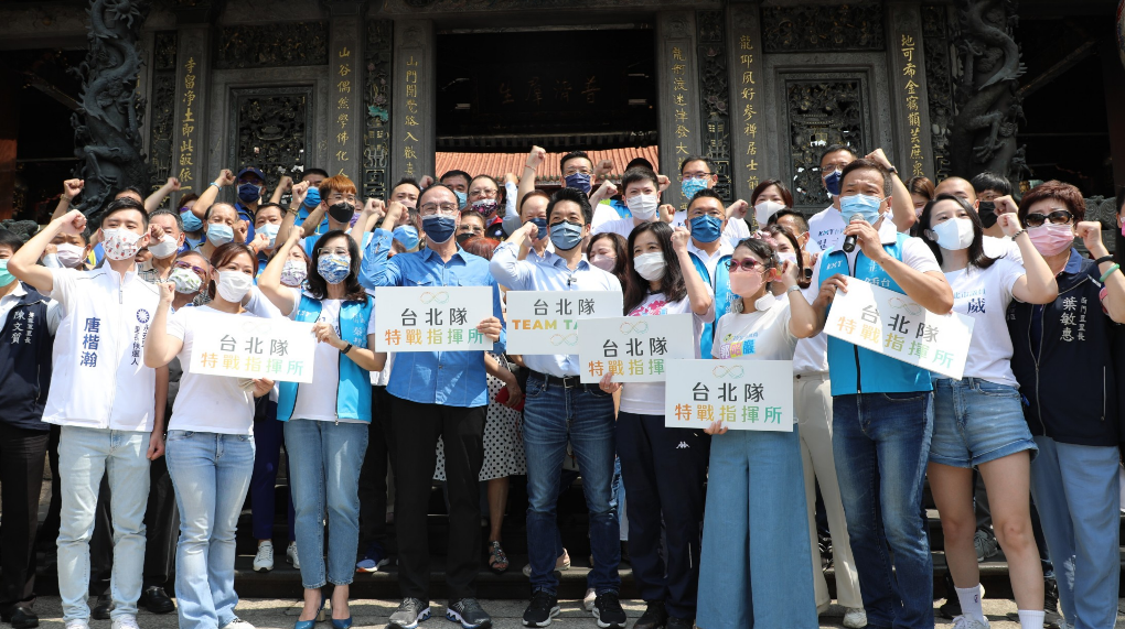 朱立倫今天上午與國民黨台北市長參選人蔣萬安前往龍山寺參拜。 圖：國民黨/提供