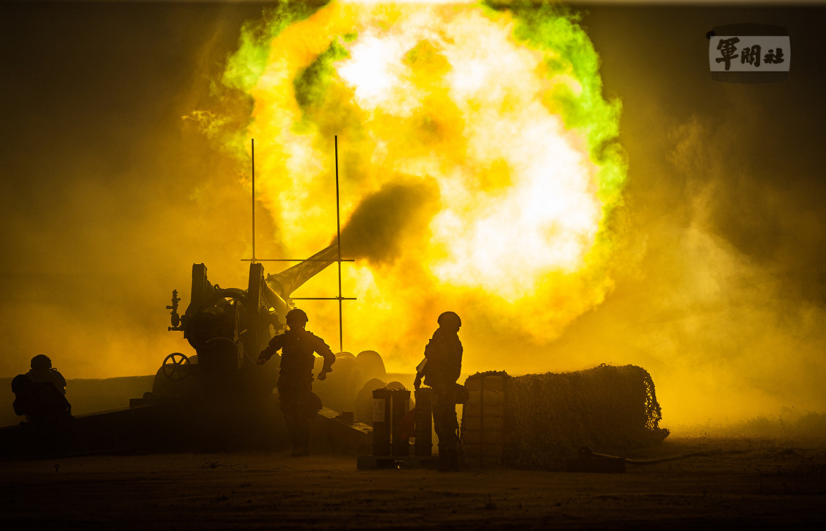 國軍反登陸作戰操演。圖為陸軍金門防衛指揮部砲兵部隊反舟波射擊。 圖：軍聞社提供(資料照片)
