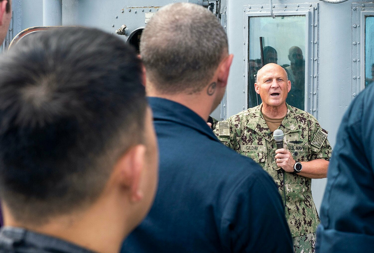 美國海軍作戰部長麥可·吉爾迪(Michael Martin Gilday)上將。(圖中手持麥克風者) 圖：翻攝US Navy