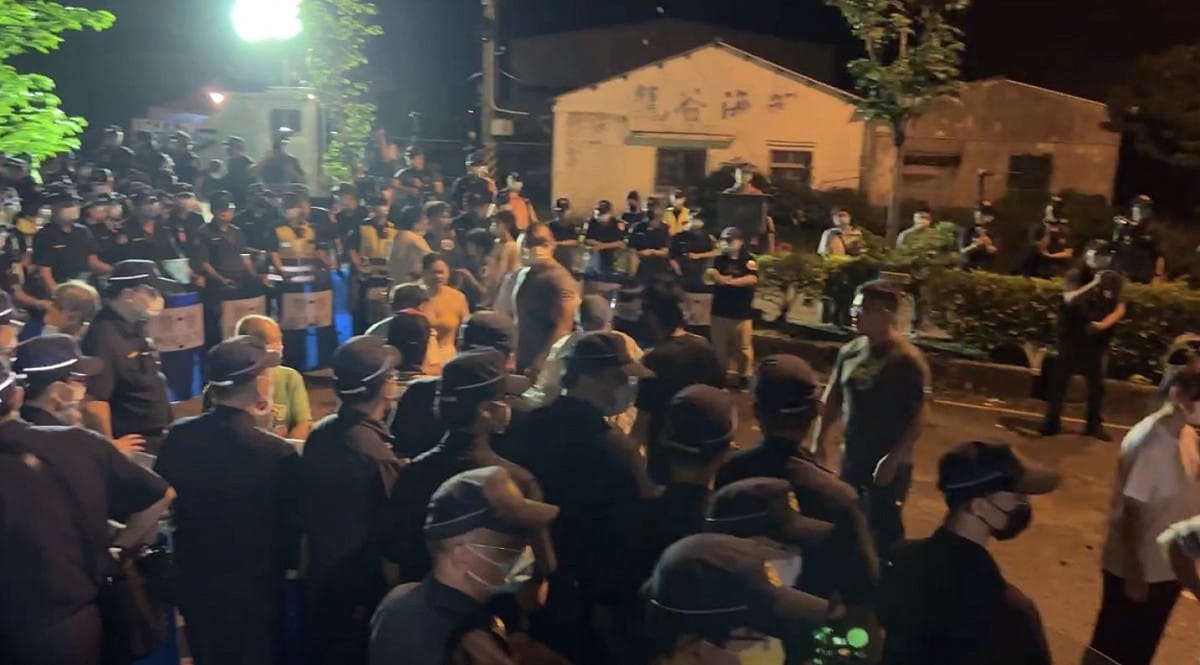 上週反坤輿自救會於抗議現場遭黑衣人毆打，大量警力現場待命。 圖：擷取自反坤輿事業廢棄物掩埋場自救會臉書