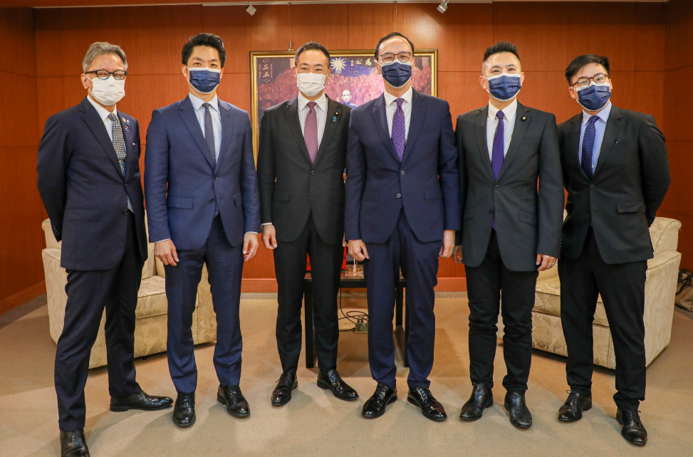 朱立倫今會見日本自民黨廣報本部副本部長鈴木馨祐眾議員、日本台灣交流協會橫地晃副代表及涉外室主任小野綸佐子。 圖：國民黨提供