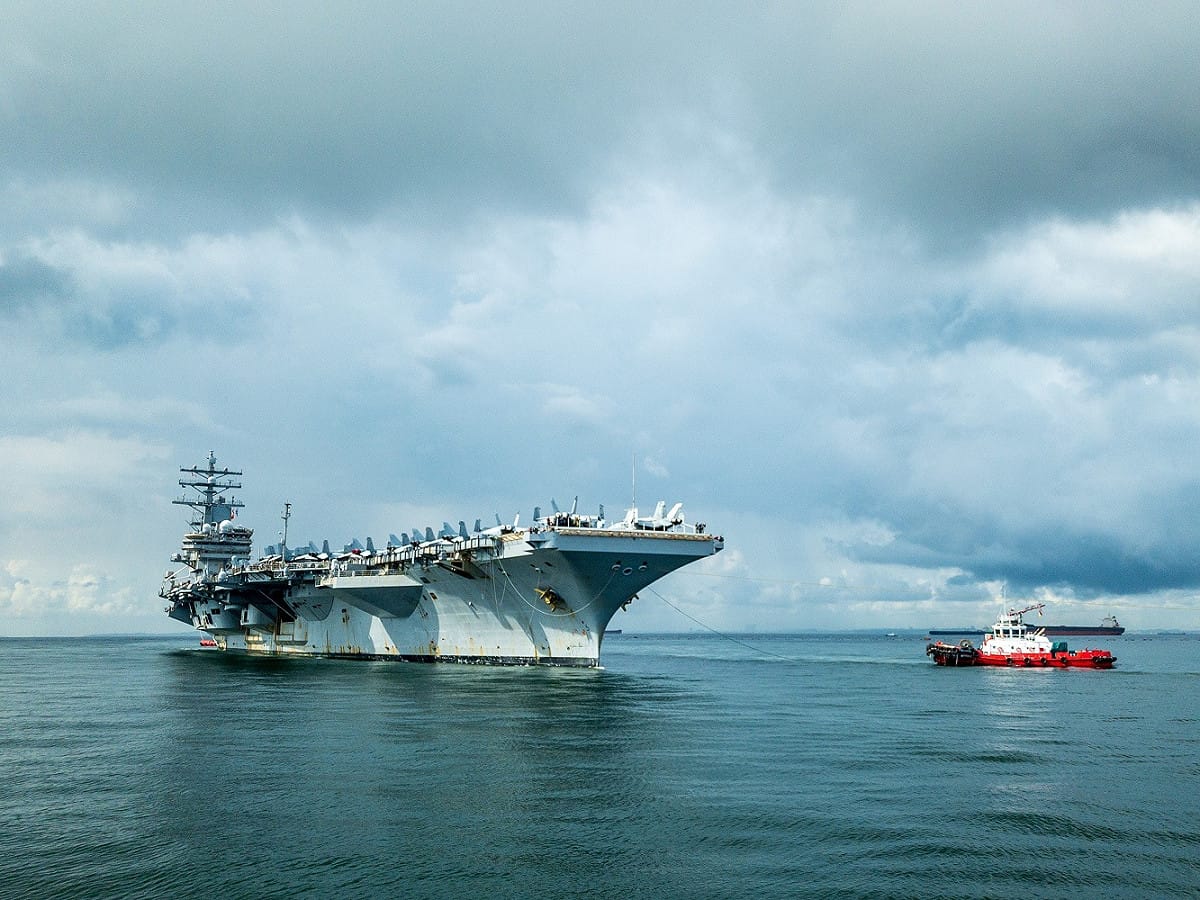 美軍航空母艦「雷根號」(CVN-76)南海巡戈，圖為23日靠泊新加坡。 圖：翻攝 U.S. Pacific Fleet推特