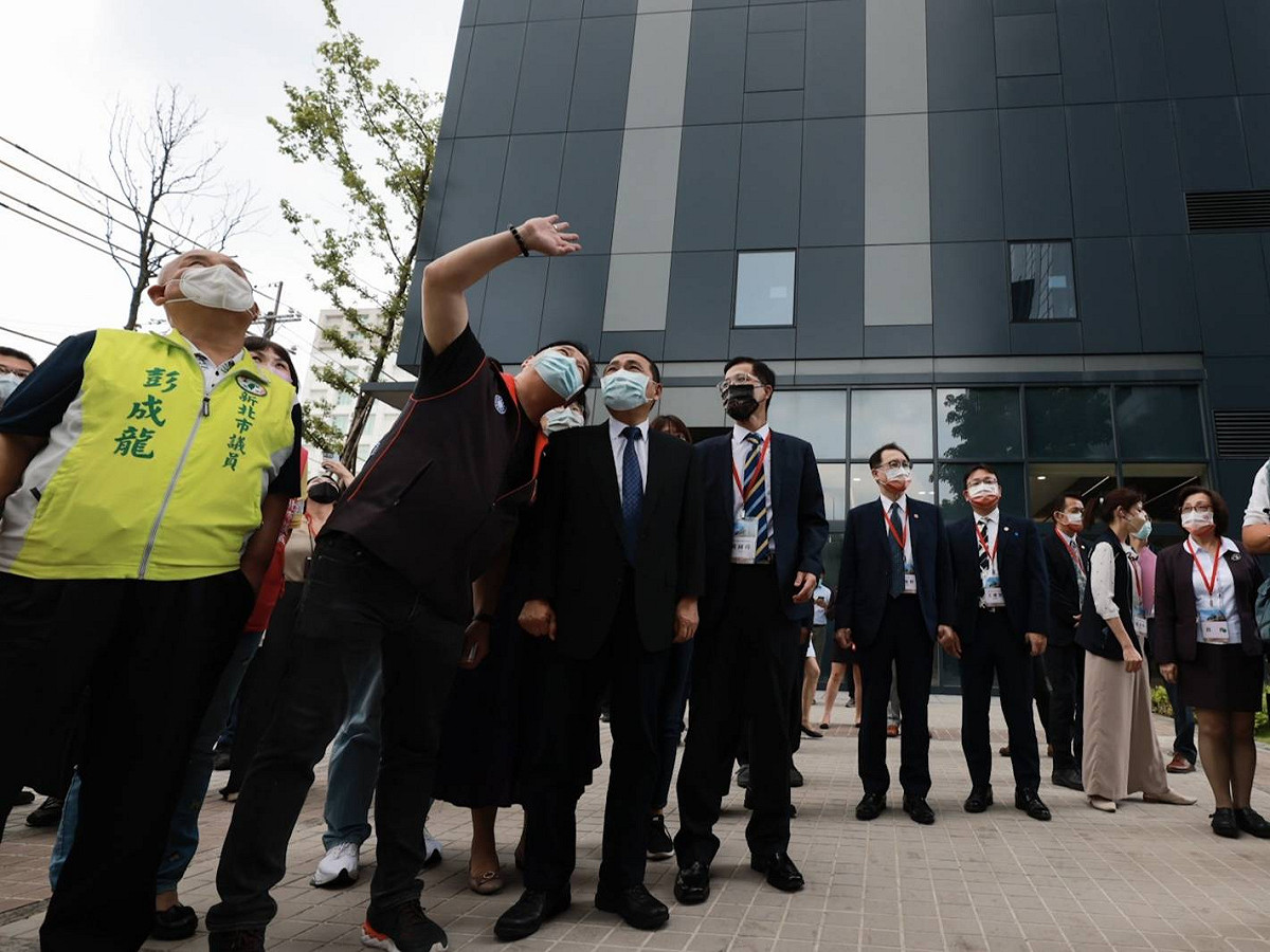 示範基地侯友宜巡禮。 圖：新北市都更處提供