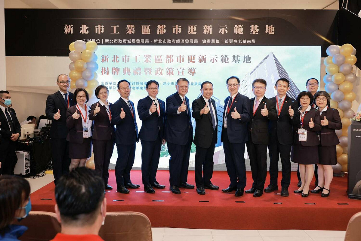 侯友宜與華南金團隊合影。 圖：新北市都更處提供