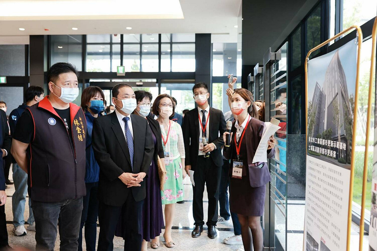 華南金向侯友宜解說示範基地。 圖：新北市都更處提供