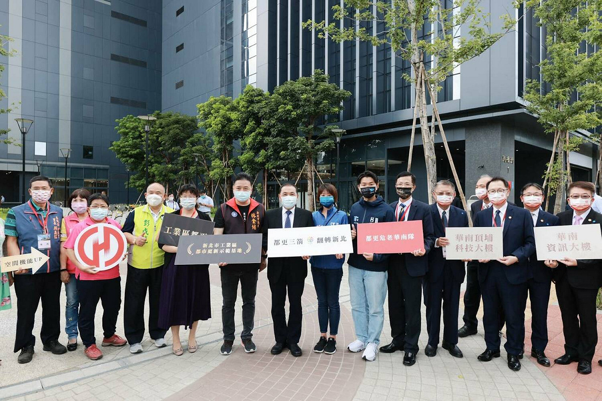 侯友宜與貴賓戶外合影。 圖：新北市都更處提供