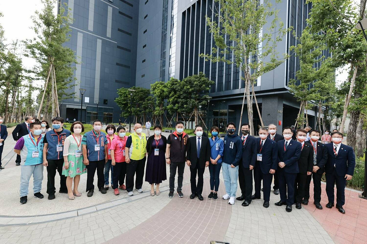 侯友宜及貴賓與示範基地合影。 圖：新北市都更處提供