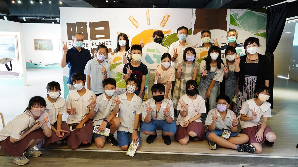 新埔國中、新埔國小學生參與府中15「明日地球」環境藝術特展專場導覽。 圖：新北市文化局提供
