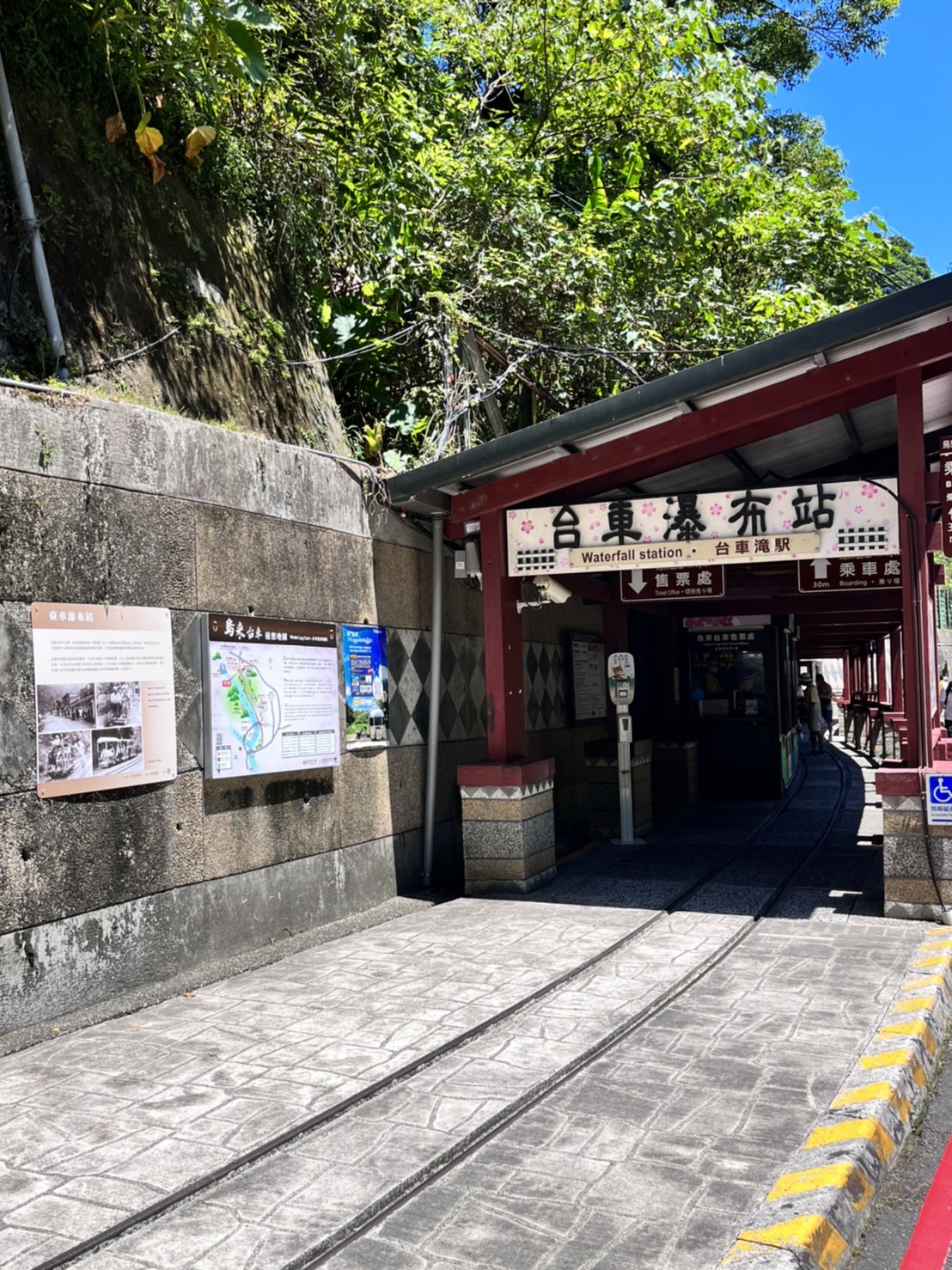 走讀景點之一烏來觀光台車站，民國50年代，因觀光需求及產業發展，影響了台車的使用功能。