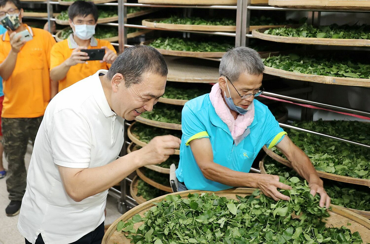 侯友宜與坪林參賽茶農李進一同聞茶香。 圖：新北市農業局提供
