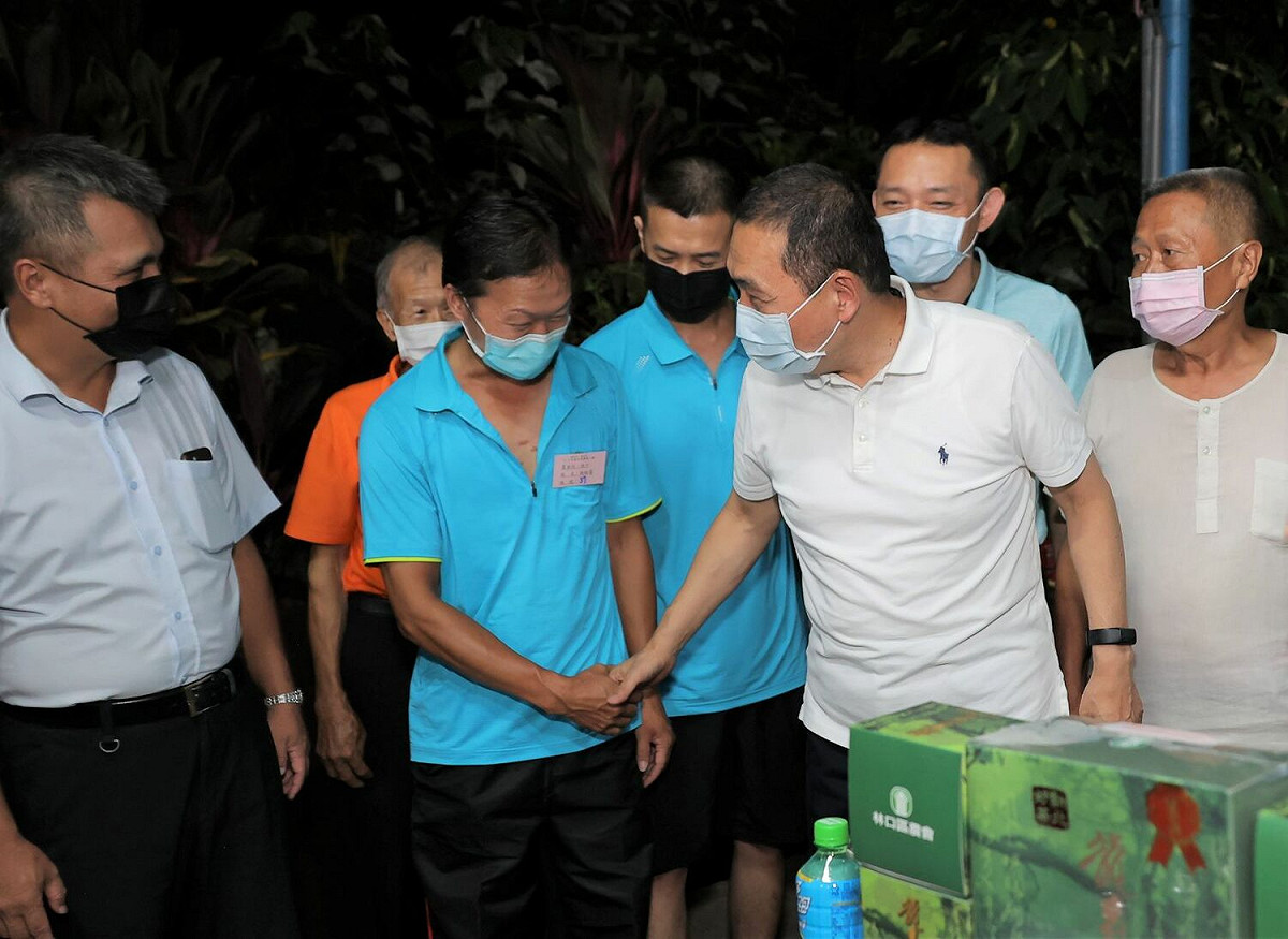 新北市長侯友宜與12區農會三首長今(27)日晚間現身製茶比賽會場，為拚搏一天一夜馬拉松式製茶選手們勉勵打氣。 圖：新北市農業局提供