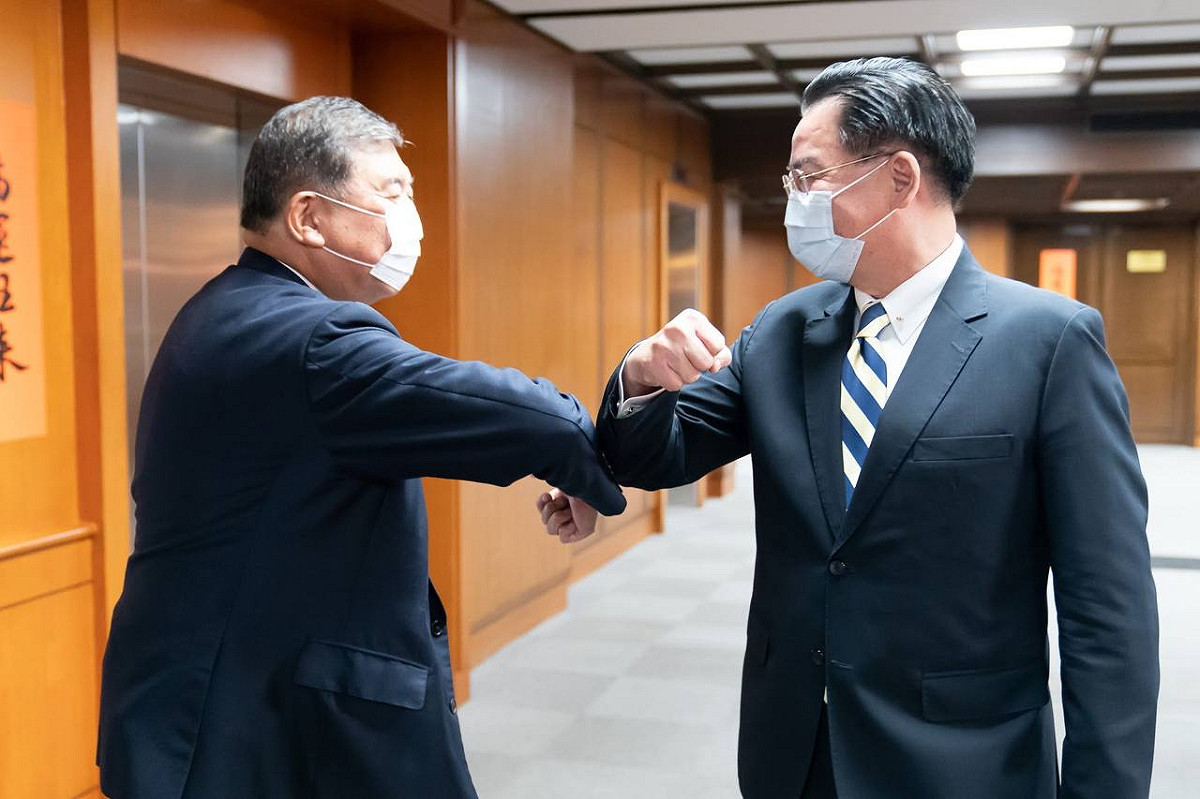 外交部長吳釗燮設宴歡迎「思考日本安全保障議員之會」訪問團，與石破茂擊肘致意。 圖：外交部提供